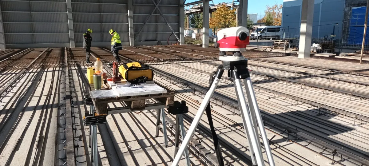 Skinner — installation i hal